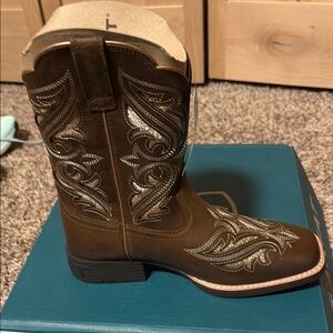 Big girls Ariat Brown Cowboy Boots with Silver Design size 4 NEW